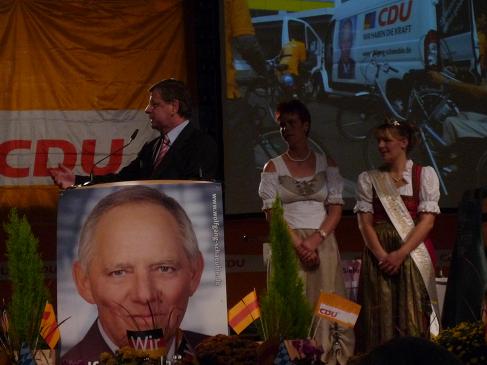 Minister Willi Stächele eröffnet die Kundgebung Minister Willi Stächele eröffnet die Kundgebung