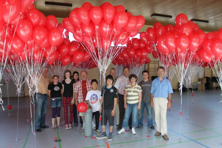 Es ist geschafft - alle Luftballons sind mit Gas gef&uuml;llt