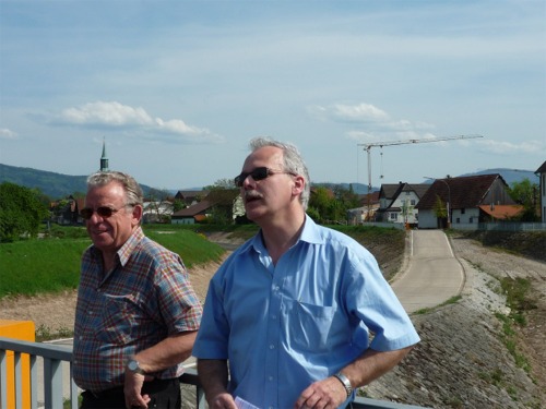 Ortsvorsteher Herbert König erläutert die geplanten Hochwassermaßnahmen am Acher-Rench-Kanal