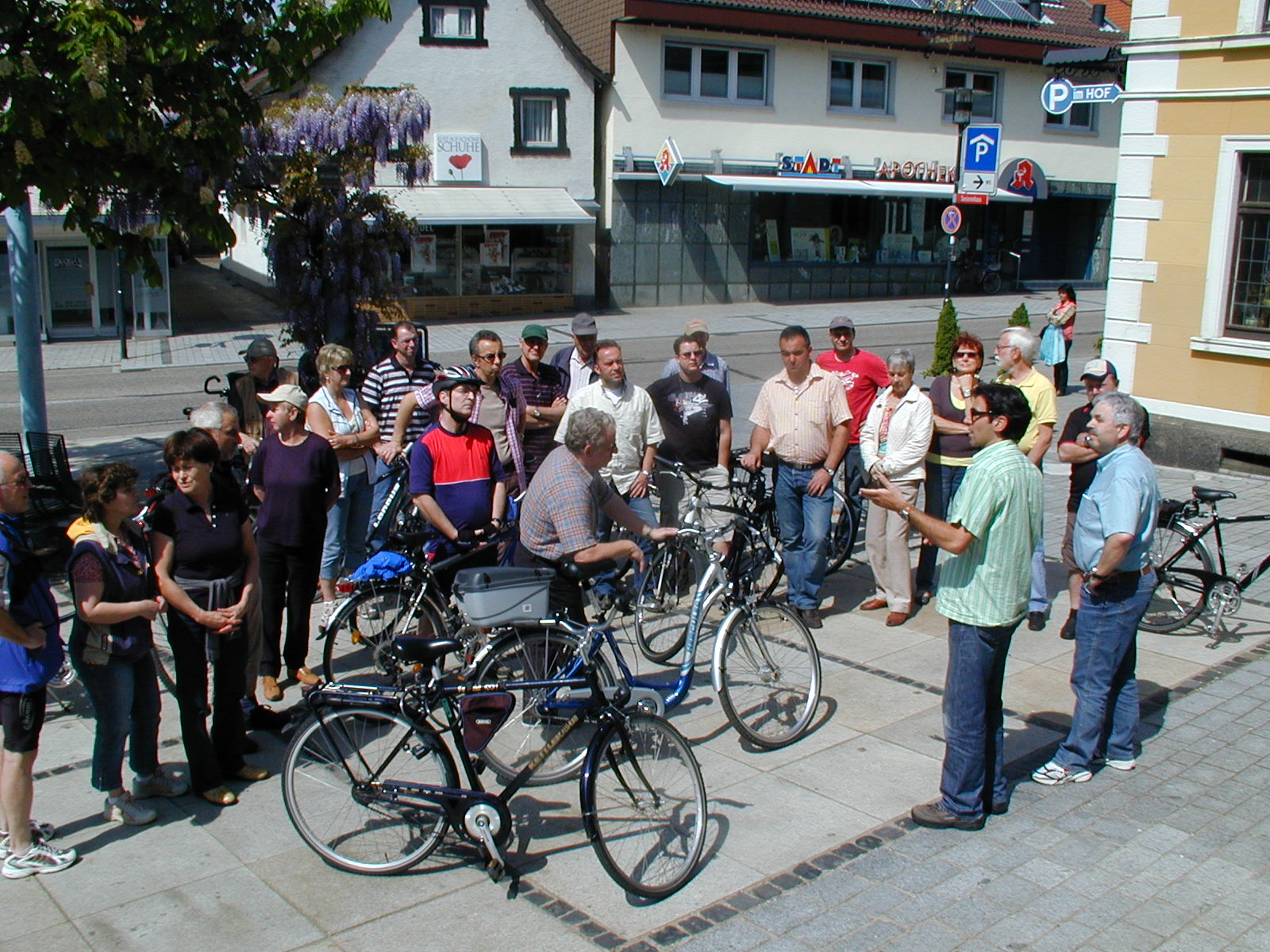 Bürgermeister Bernd Siefermann leitet die Fahrrad-Info-Tour und gibt einen tiefen Einblick in die Entwicklung unserer Stadt
