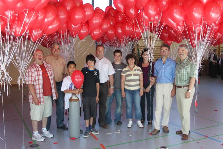 Es ist geschafft - rund 2.000 Luftballons sind mit Heliumgas gefüllt