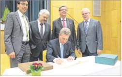 Guenther H. Oettinger traegt sich ins Goldene Buch ein 