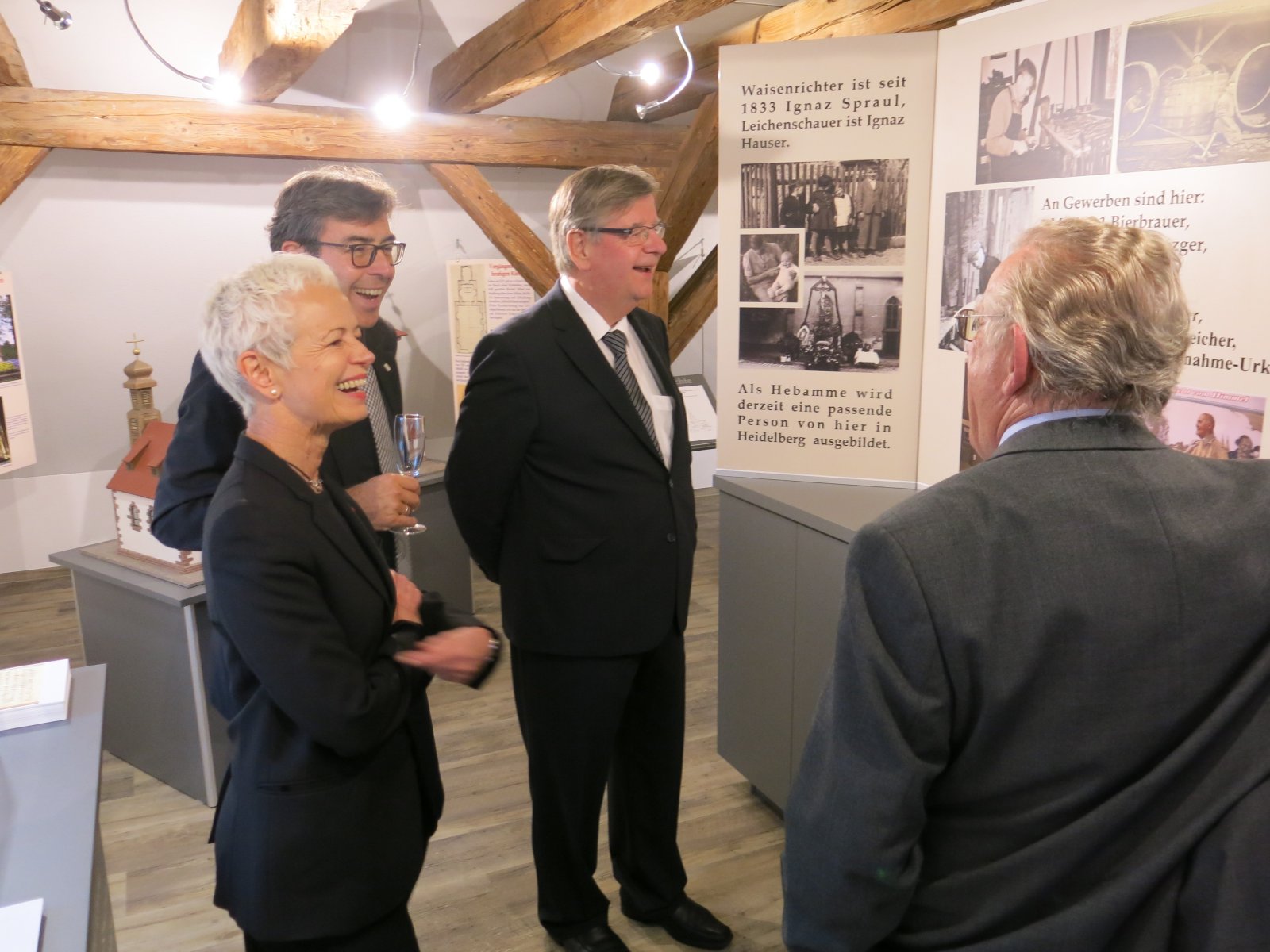 Ministerin Brigitte Klinkert Rundgang ist beeindruckt vom historischen Geschichtsspeicher