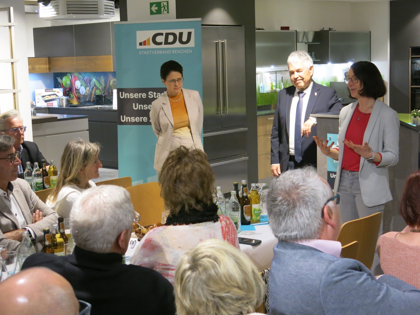 Marion Gentges und Dr. Katrin Merkel im Dialog mit den G&auml;sten